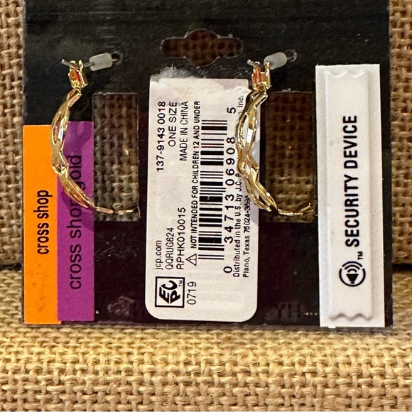 NWT Monet Earrings.   Gold tone cut-out hoops - hypoallergenic - Leverback close - Picture 8 of 8